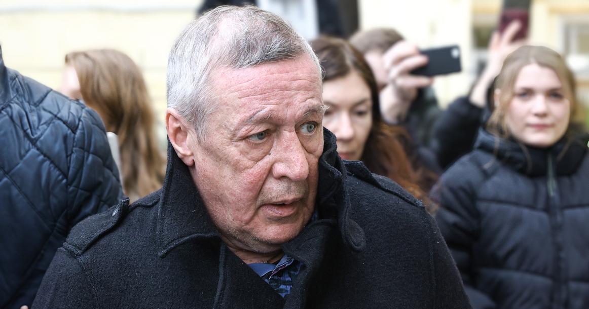 Михаил Ефремов подписал первый контракт на главную роль в фильме после освобождения Михаил Ефремов не просто возвращается к съемкам, но сразу готовится сыграть главную роль. Не прошло и двух месяцев после освобождения из колонии по УДО. В каком фильме будет играть Ефремов, пока секрет. Но известно, что съемки начнутся в Москве в августе. Контракт на сумму 13 млн рублей подписан, актер уже получил аванс — 3,5–4 млн рублей. Закончатся съемки в Беларуси. А пока есть время, Ефремов будет заниматься здоровьем — оно за время пребывания в колонии ухудшилось, на что актер обращал внимание еще когда подавал прошение об УДО. Фото: Сергей Булкин/ТАСС