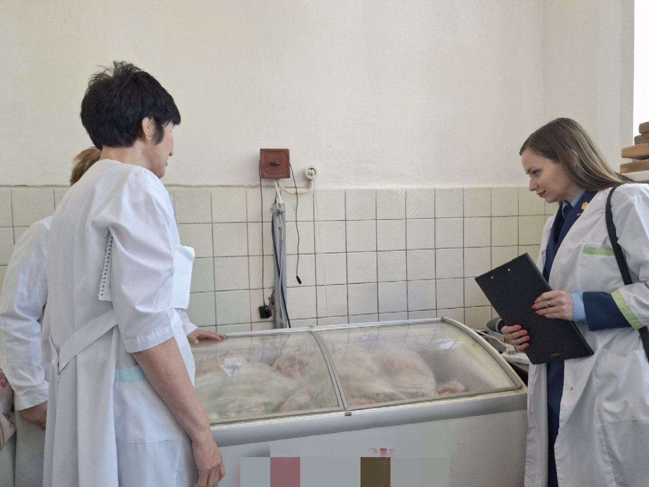 Прокуратура Мелекесского района проводит проверку исполнения законодательства об охране жизни и здоровья несовершеннолетних. В частности, заместитель прокурора района Лазарева А.В. анализирует вопросы соблюдения руководством образовательных учреждений стандартов в сфере обеспечения качества и безопасности пищевых продуктов при организации процесса питания подростков, соответствия нормативным требованиям условий их проживания и качества оказания детям медицинской помощи. При выявлении нарушений будут приняты меры прокурорского реагирования.