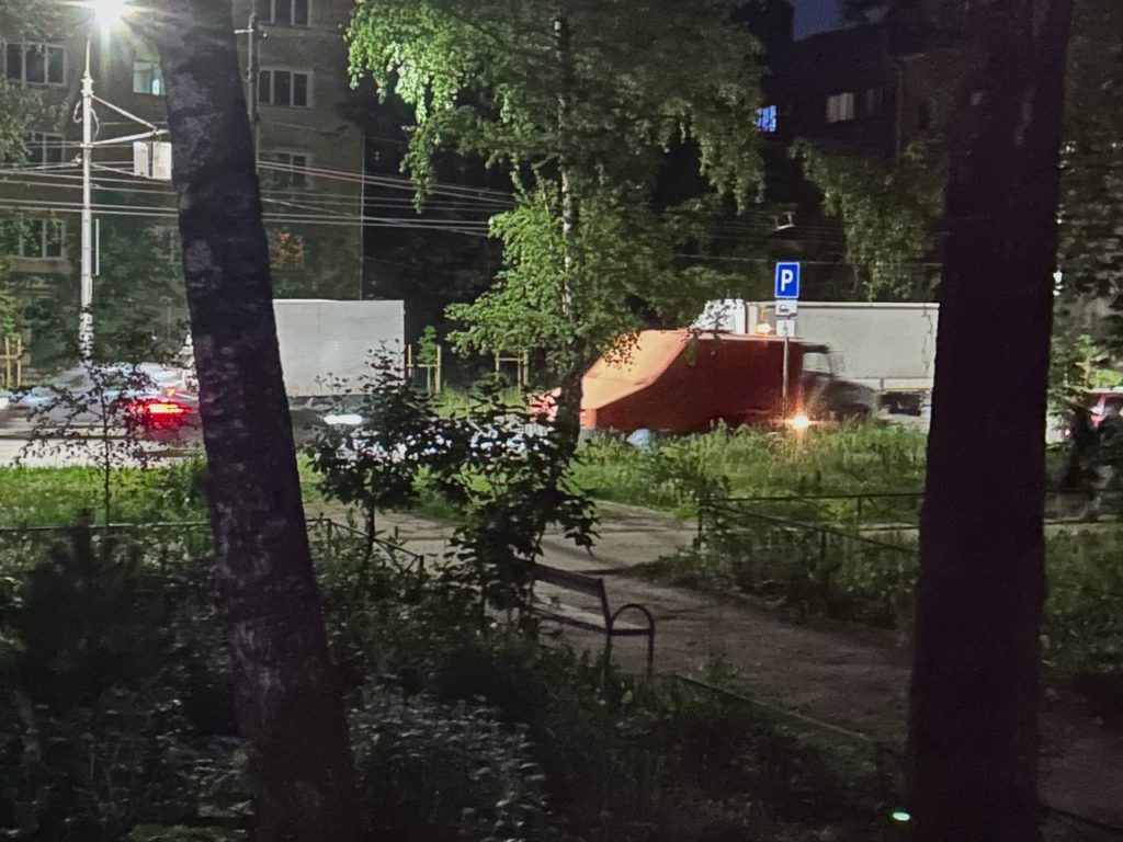 Ночью в Рязани продолжилась работа по уборке и благоустройству Как сообщает городская администрация, сегодня ночью подбор и вывоз грунтовых наносов осуществлялся в 1-м Индустриальном переулке, на улице Октябрьской чистили парковочные карманы. «Чистики» мыли тротуары на улицах Ленина, Свободы, Сенная, Садовая, Газетный переулок, Урицкого, Щедрина, Вознесенская, Полонского, Николодворянская. На дорогах общего пользования работала подметально-уборочная и поливомоечная техника. На улице Бугровка выполнялась укладка асфальтобетонной смеси. Днем работы по уборке и благоустройству продолжаются. Запланированы работы по сбору случайного мусора, очистке урн, подметанию дорог и тротуаров. Также рабочие выкашивают газоны, электрики обслуживают сети наружного освещения.
