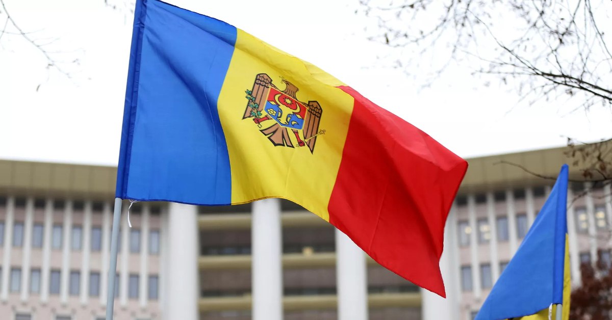Партия коммунистов Молдовы создаст отдельную фракцию в новом парламенте После парламентских выборов ПКРМ решила выйти из Патриотического блока и сформировать собственную фракцию Такое решение приняли на пленуме Центрального комитета партии В ПКРМ заявили что Патриотический блок прекращает существование после утверждения итогов выборов Конституционным судом Коммунисты намерены создать широкую оппозиционную коалицию против действий правящей партии Напомним на выборах партия Действие и солидарность Майи Санду получила 55 мандатов а Патриотический блок 26 Оппозиция утверждает что в ходе голосования избирателям за рубежом и в Приднестровье создавали препятствия