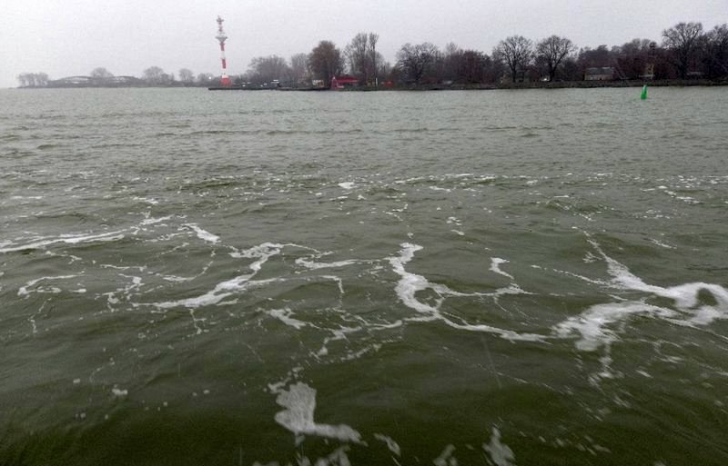 Жители Балтийской косы потребовали освобождения из ледового плена В субботу 31 января 2026 года жителей Балтийской косы напугали перспективой двухнедельной изоляции от остальной Калининградской области Паромного сообщения с основной территорией Калининградской области нет уже полдня Восточный ветер мешает освободить ото льда воду в морском канале у паромной пристани Об этом жителям самого западного в России посёлка сообщили со ссылкой на оперативного дежурного ЕДДС Балтийска Есть вероятность что восточный ветер сохранится до 11 февраля по данным Meteonona до 7 февраля о чём тоже известили жителей посёлка на косе Проблема не только на акватории но в состоянии причала он обледенел Руководитель частного музея Старый люнет расположенного на Балтийской косе Валерия Надымова написала в соцсети что до сведения людей с полуострова также довели следующее ледокольные работы в ближайшие дни бесполезны У граждан надежда теперь только на вмешательство губернатора Источник