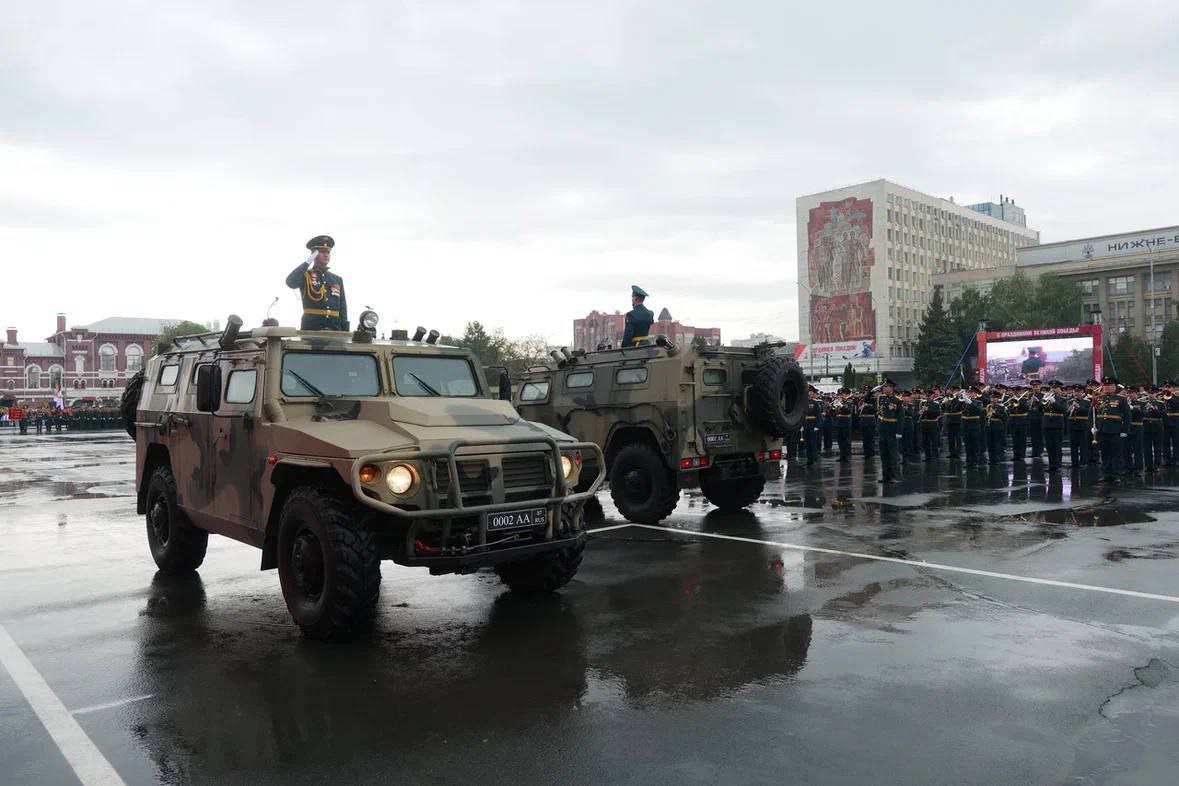 САРАТОВСКИЙ ГАРНИЗОН ПРОШЁЛ МАРШЕМ ПО ТЕАТРАЛЬНОЙ ПЛОЩАДИ Вчера, 08 мая, на Театральной площади Саратова состоялось торжественное прохождение парадных колонн Саратовского гарнизона, посвящённое 80-летию Великой Победы. В нём приняли участие участие офицеры, курсанты, студенты и школьники. В первый раз по Театральной площади прошла женская парадная коробка. Прохождение впервые за последние 10 лет транслировалось на ГТРК «Саратов». Парад начался с объезда войск, смотра парадных расчетов, приветствия подразделений и прохождения знамённой группы. Его участников поприветствовал губернатор области Роман Бусаргин. Церемония завершилась концертной программой с участием сводного оркестра, в который вошли почти 100 музыкантов из 5 гарнизонов.