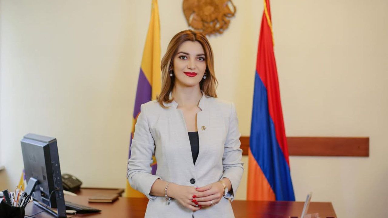 Мэр Эчмиадзина Диана Гаспарян подала в отставку  Об этом она сообщила на своей странице в фейсбуке.  Гаспарян назвала свое решение непростым, но объяснила тем, что хочет посвятить себя  "тихой семейной жизни, воспитанию ребенка и расширению семьи".