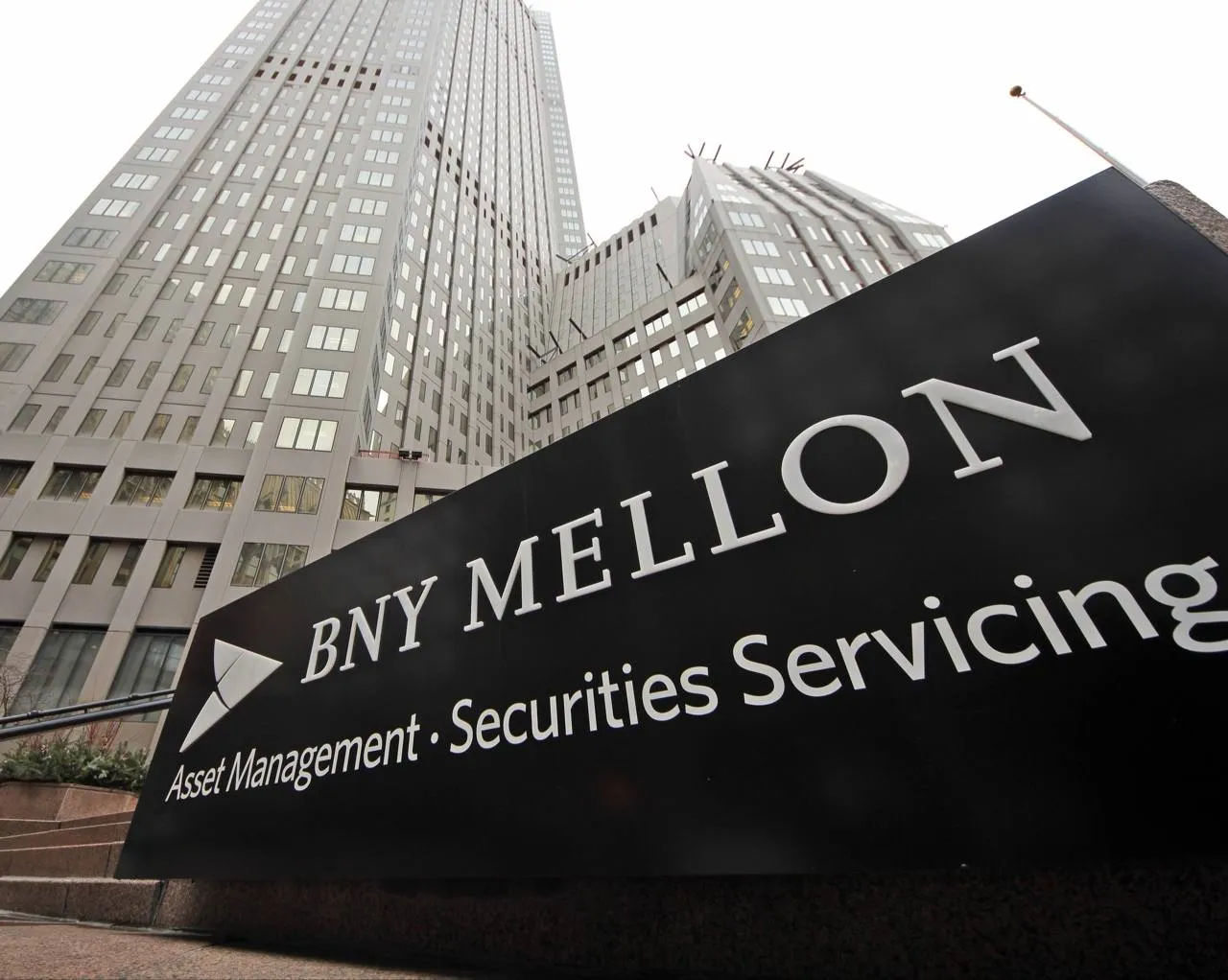 Банк Приморье отсудил у американского BNY Mellon почти 500 миллионов рублей Арбитражный суд Приморского края обязал американский The Bank of New York Mellon выплатить банку Приморье почти 500 миллионов рублей эквивалент заблокированных средств включая свыше 6 4 миллиона долларов и остатки в канадских австралийских новозеландских и гонконгских долларах Выплата должна быть произведена в рублях по курсу ЦБ на день исполнения решения История началась в феврале 2023 года когда банк Приморье попал в американский санкционный список SDN после чего BNY Mellon заблокировал его корреспондентские счета и без согласия владельца списал средства на внутренний счёт Все попытки вернуть деньги в досудебном порядке через московское представительство и головной офис закончились молчанием американской стороны В итоге приморский банк обратился в российский арбитраж и выиграл NEWS VL в MAX прислать новость