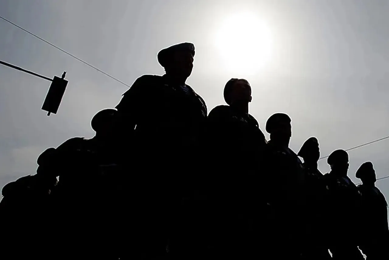СМИ объекты культуры Екатеринбурга передадут военкоматам для проведения мобилизации По информации издания Сигнал Урал Екатеринбург должен передать военкоматам здания сооружения коммуникации землю и транспорт объектов культуры в безвозмездное пользование военкоматам С подобной инициативой в думу вышел мэр Алексей Орлов Определить что имущество принадлежащее на праве оперативного управления муниципальным учреждениям культуры в соответствии с планами мобилизации предоставляется в безвозмездное пользование без проведения торгов военным комиссариатам для оказания содействия в их мобилизационной работе в мирное время и при объявлении мобилизации цитирует текст документа Сигнал Урал В ведении департамента культуры Екатеринбурга находятся Центральный парк культуры и отдыха Театр юного зрителя Театр кукол зоопарк и десятки других объектов В администрации города и депутаты пока никак не комментировали эту информацию uralweb ru