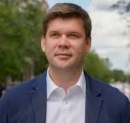 36 летний уроженец Стерлитамака Альберт Юмадилов стал главой Оренбурга Я сделаю все возможное чтобы наш город Оренбург не Стерлитамак стал лучше и комфортнее заверил Альберт Юмадилов Свои обязанности буду исполнять ответственно интересы жителей для меня прежде всего Карьеру Юмадилов делал в Москве Родился в 1989 году в Стерлитамаке БАССР Окончил социологический факультет МГУ им Ломоносова по специальности государственное и муниципальное управление После окончания университета работал в коммунальных подразделениях мэрии Москвы сначала в управе района Южнопортовый затем в управе района Печатники Занимал должность заместителя главы управы по вопросам жилищно коммунального хозяйства благоустройства и строительства В октябре 2018 года распоряжением мэра Москвы Сергея Собянина был назначен главой управы района Печатники Годом позже он стал заместителем префекта ЮВАО Москвы которым и работал вплоть до приглашения в Оренбург в 2025 году