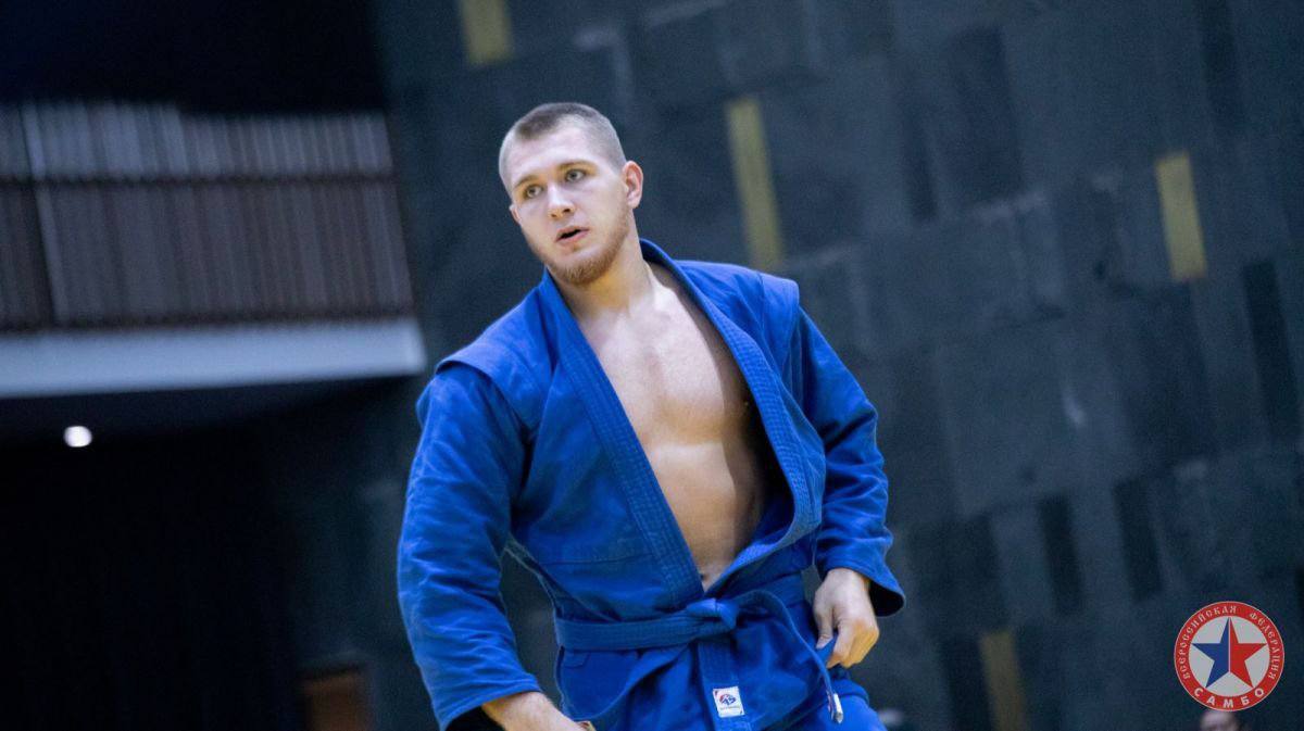 Самбист из Алтайского края завоевал золото первенства России среди юниоров Роман Жданов одержал победу на соревнованиях среди спортсменов до 24 лет Турнир в Нижегородской области собрал более 400 сильнейших молодых самбистов из 75 регионов страны Во второй соревновательный день красивую победу в самой тяжёлой весовой категории свыше 98 кг одержал сильнейший на сегодня самбист нашего региона Роман Жданов отметили в Алтайском спорте Этот успех позволит Роману принять участие в Кубке Европы который должен состояться в сентябре в Армении Фото Всероссийская федерация самбо МЫ В МАХ