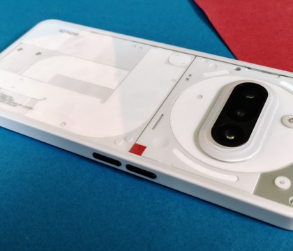 В ноябре выйдет доступный смартфон Nothing Phone 3a Lite характеристики и цена уже известны Компания Nothing собирается в обозримом будущем выпустить новый доступный смартфон Phone 3a Lite Информация о нем появилась сразу из нескольких источников Во первых ресурс Dealabs сообщил что старт продаж новинки в Европе запланирован на 4 ноября 2025 года