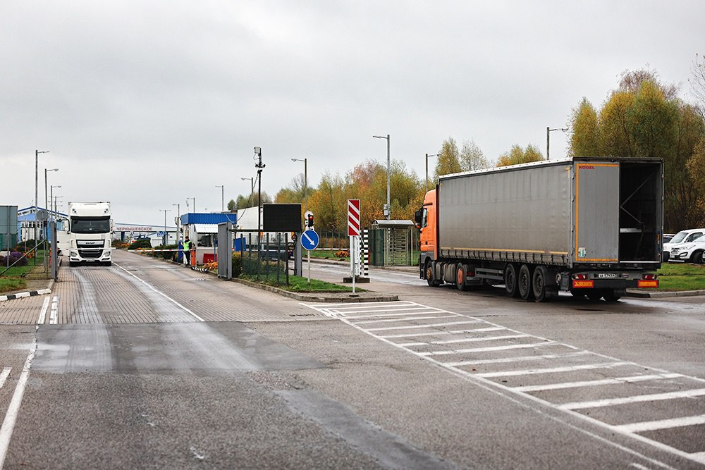 Из Беларуси запущен новый маршрут для доставки грузов в Калининградский регион Десять календарных дней потребуется для доставки белорусских грузов на Балтику в Калининградскую область благодаря запуску нового мультимодального маршрута Поясняя тактику транспортировки грузов в офисе логистики Белтаможсервис уточнили что данный маршрут проходит через Санкт Петербург и предполагает предварительное безочередное бронирование парома Причем на разных участках пути используется автомобильный и железнодорожный транспорт