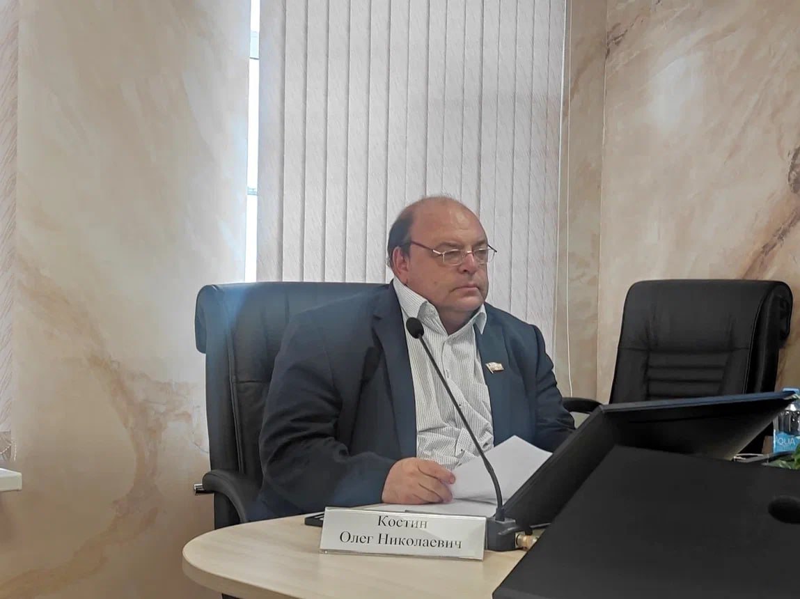 В Саратове оправдали экс-министра здравоохранения Олега Костина Сегодня, 19 мая, на судебном участке № 1 Фрунзенского района Саратова вынесли решение по делу бывшего министра здравоохранения Саратовской области Олега Костина. В марте его обвинили в неисполнении судебного решения. По версии обвинения, Олег Костин не обеспечил предоставление ребенку-инвалиду необходимого препарата — сабрила. Подсудимый объяснил, что задержка случилась из-за того, что французский поставщик перестал перестал завозить указанное лекарство, а от отечественного аналога мать пациента отказалась. Обвинение требовало штраф 195 тыс. руб. и запрет на работу в органах власти. Судья Екатерина Чермашенцева оправдала Олега Костина в связи с отсутствием состава преступления, рассказал «Ъ — Средняя Волга» адвокат подсудимого Андрей Морозов. Олег Костин возглавлял региональный минздрав с апреля 2020 года по июнь 2024-го, в феврале-октябре 2022 года был также заместителем председателя областного правительства. Закончил государственную службу в связи с состоянием здоровья. До кресла министра занимал руководящие должности в медучреждениях Саратова. Господин Костин по образованию хирург, является кандидатом медицинских наук. Коммерсантъ — Средняя Волга Все эксклюзивы