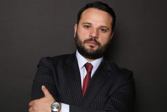 Задержан адвокат Александр Кочубаев Как сообщили NEWS am в Следственном комитете в рамках предварительного расследования уголовного дела в отношении одного лица возбуждено публичное уголовное преследование по 2 части 490 статьи Уголовного кодекса публикация порочащей информации о судье прокуроре или следователе причиняющей вред их правам и законным интересам в связи с их законной служебной или профессиональной деятельностью Указанное лицо было задержано alphanewsam Подписка на Alpha News ВК Дзен Сайт TikTok Facebook Instagram YouTube X twitter