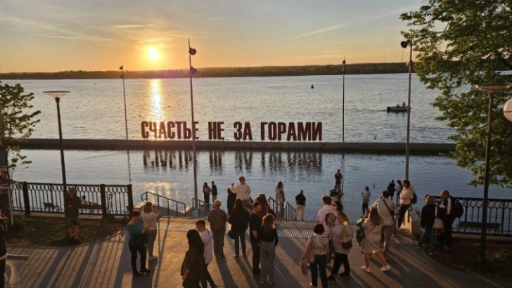 В Перми планируют восстановить два речных деберкадера за 97 8 млн руб КГБУ Управление автомобильных дорог и транспорта Пермского края объявило аукцион на восстановление надстроек двух дебаркадеров Начальная цена контракта составляет 97 8 млн руб Информация об этом размещена на портале госзакупок Речь идет о дебаркадерах проекта 47Б Дебаркадер 52 1968 года постройки и Дебаркадер 80 1972 года Согласно техническому заданию подрядчику предстоит выполнить внутреннюю и наружную отделку заменить кровлю обновить окна двери и палубное оборудование Также необходимо восстановить системы отопления электроснабжения канализации и пожарной безопасности rbc perm