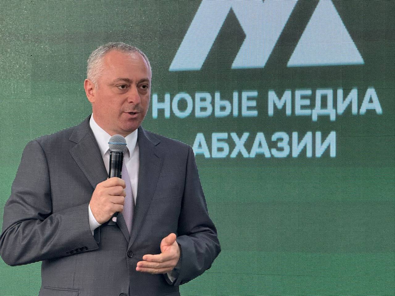 Президент посетил первый модуль образовательного проекта Новые медиа Абхазии в Пицунде Президент Абхазии Бадра Гунба посетил первый модуль проекта для медийщиков Новые медиа Абхазии который проходит с 20 по 22 октября в Пицунде Президент поприветствовал участников проекта подчеркнув его большое значение для страны Этот проект имеет большое значение для нашей страны Мир стремительно меняется и сегодня от развития медиасферы во многом зависит как Абхазию будут видеть и понимать за её пределами как будет формироваться наше информационное пространство как будет звучать наш голос в современном мире сказал Бадра Гунба Президент отметил что необходимо сохранять и развивать лучшие традиции абхазской журналистики профессионализм ответственность патриотизм и уважение к читателю и зрителю При этом Глава государства подчеркнул что одновременно нужно осваивать новые технологии современные форматы и подходы для обеспечения конкурентоспособности в цифровую эпоху Президент поблагодарил российских коллег за активную поддержку и содействие в реализации проекта Хочу выразить благодарность российским коллегам за поддержку и помощь в организации конкурса Уверен что они передадут свой ценный опыт и знания участникам проекта сказал Бадра Гунба Президент пожелал всем участникам плодотворной работы вдохновения и новых идей Цель проекта развитие медиаполя республики повышение квалификации медиаспециалистов и создание новых медиапроектов и ресурсов в Абхазии Заявки на участие подали более 530 человек По результатам отбора эксперты выявили 57 сильнейших кандидатов Участников ждет 4 модуля по 3 дня которые пройдут и в Абхазии и в России Особое внимание уделено развитию туристического бренда республики К завершению программы планируется запустить не менее 10 новых медиапроектов Наставниками стали ведущий программы Вести Эрнест Мацкявичус заместитель генерального директора АО Первый канал Андрей Писарев и генеральный директор АНО Диалог Владимир Табак Проект организован Администрацией Президента Абхазии Партнеры конкурса Диалог Президентская платформа Россия страна возможностей Мастерская управления Сенеж ПРЕЗИДЕНТ АБХАЗИИ