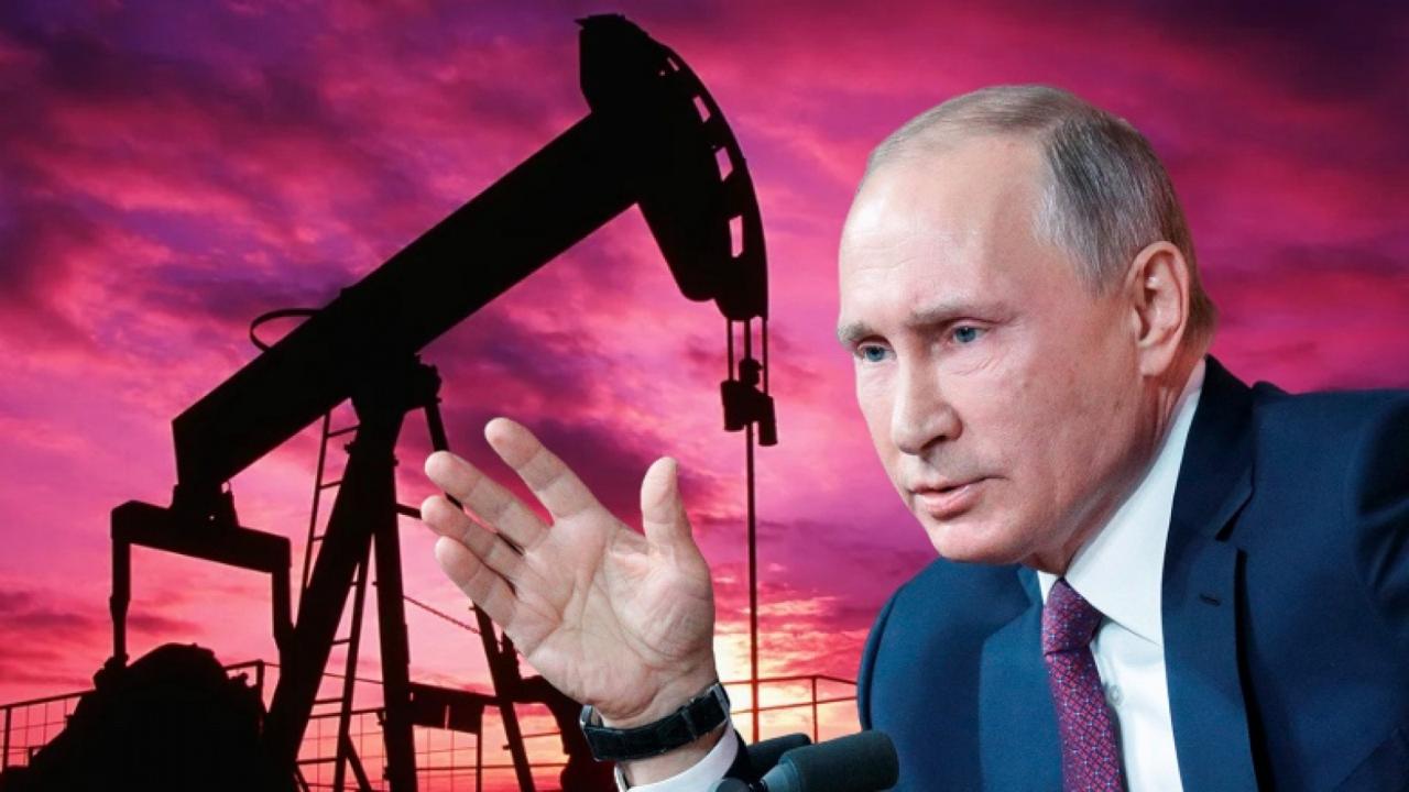ЕС переплачивает миллиарды евро за нефть после отказа от импорта из России Евросоюз в 2025 году переплатил более 20 млрд евро за нефть из за отказа от российской нефти и перехода на альтернативные более дорогие источники Запрет на поставки российской нефти морским транспортом с декабря 2022 года и последующие ограничения на нефтепродукты привели к росту цен Средняя цена нефти для ЕС выросла с 57 4 евро баррель в 2021 году до 64 3 евро баррель в 2025 году несмотря на сокращение объемов импорта Это увеличило общие расходы на нефть со 193 8 млрд евро в 2021 году до 212 3 млрд евро в 2025 году Переплата за 2025 год составила около 22 7 млрд евро Смена географии поставок на более удалённых поставщиков Ближний Восток США Норвегия Африка увеличила расходы на фрахт страхование и логистику Рост конкуренции на мировом рынке также позволил поставщикам продавать нефть по более высоким ценам Политика отказа от российских энергоресурсов привела к удорожанию производства снижению конкурентоспособности европейской промышленности и увеличению зависимости от морских поставок Россия же перенаправляет поставки в Азию а Европа закупает нефть дороже через посредников или в переработанном виде Подписаться на Pravda ru