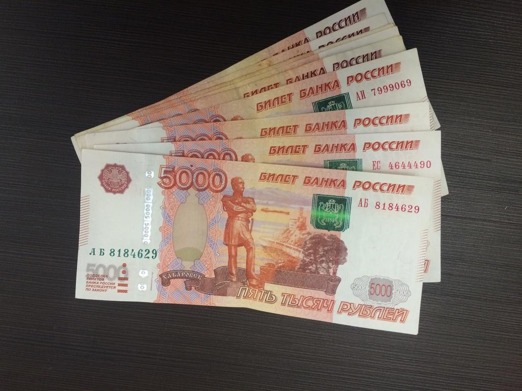 Пожилая сахалинка отдала мошенникам более 8 млн рублей Полиция островного региона фиксирует новые факты мошенничества, в результате которых жители лишаются крупных денежных сумм. Одной из жертв стала 72-летняя жительница Охи, потерявшая более 8 млн накопленных рублей. 25 апреля ей позвонил неизвестный, представившийся капитаном ФСБ. Мужчина сообщил, что с банковского счета женщины якобы были отправлены деньги в поддержку Украины. Мошенник убедил пенсионерку вылететь в Южно-Сахалинск и написать заявление под его диктовку. После этого начали звонить «следователи» и «сотрудники банков». Под их руководством женщина открыла новую банковскую карту, установила на телефон приложение от мошенников и сделала 18 переводов на чужие счета. Аферисты попытались выманить еще почти 5 миллионов рублей, но сахалинка осознала, что стала жертвой обмана, сообщает . ——— : Прислать нам новость: