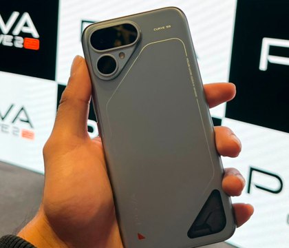 Анонсирован среднебюджетный смартфон Tecno Pova Curve 2 в обновленном дизайне Компания Tecno сообщила о скором выходе нового среднебюджетного смартфона Pova Curve 2 и раскрыла дизайн устройства на постерах Аппарат будет выполнен в новом фирменном стиле Tecno Design 2 0 и получит треугольный блок камер с подсветкой Внутри заднего модуля расположатся три фотосенсора и круглая вспышка