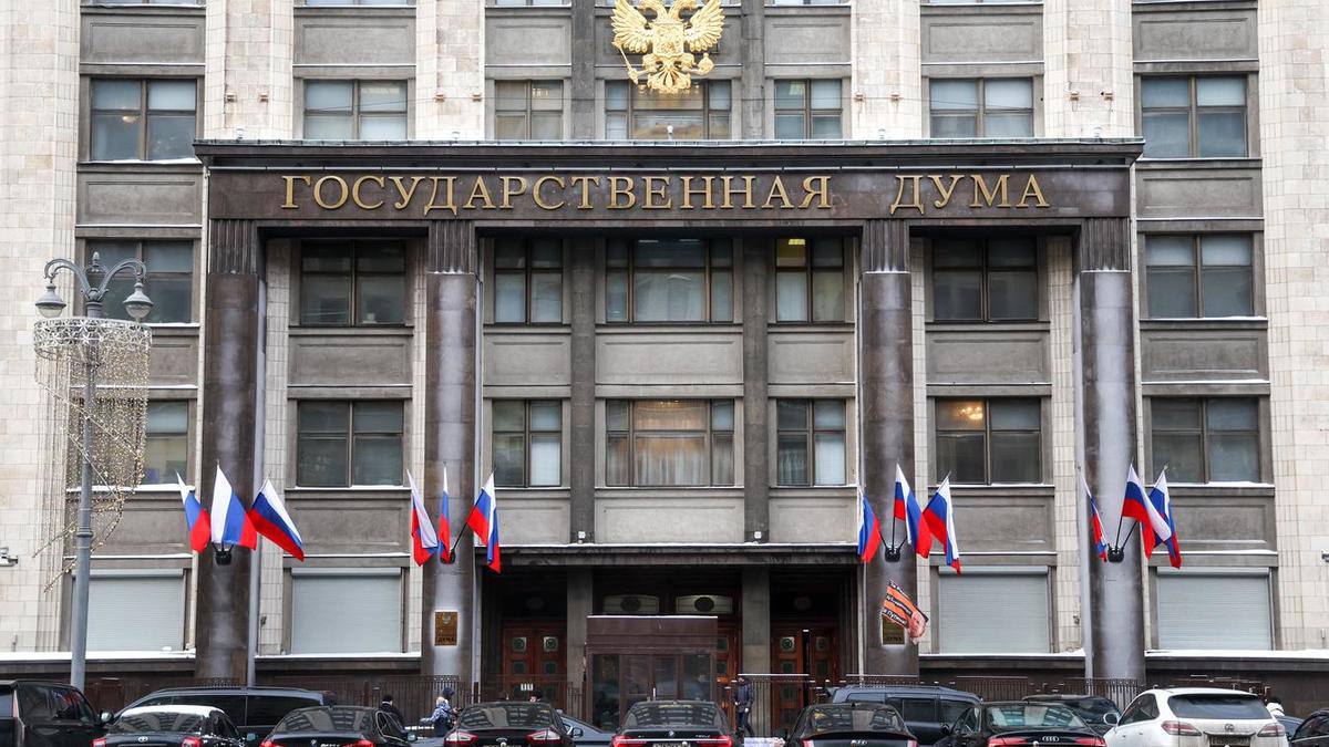 Госдума окончательно приняла законопроект Минстроя РФ об ужесточении требований к УК Основное из документа Срок выдачи лицензии сократили с 30 до десяти рабочих дней Решение о выдаче лицензии будет принимать орган государственного жилищного надзора Заявление о предоставлении квалификационного аттестата нужно будет подавать через Единый портал государственных и муниципальных услуг а сведения о выданных аттестатах будут включены в федеральный реестр В УК теперь обязательно наличие инженера имеющего среднее техническое образование и стаж релевантной работы а также бухгалтера с профильным образованием и опытом работы по учету платежей за ЖКУ Также планируется что офис управляющей организации должен быть оснащен оборудованием для приема граждан и иметь возможность обработки документов В рамках работы над законом мы предусмотрели необходимость соответствия дополнительным требованиям к персоналу и материально техническому обеспечению со стороны каждого лицензиата Эти меры позволят повысить ответственность компаний и обеспечить более высокий уровень обслуживания жильцов отметил статс секретарь заместитель министра строительства и ЖКХ РФ Юрий Муценек законодательство