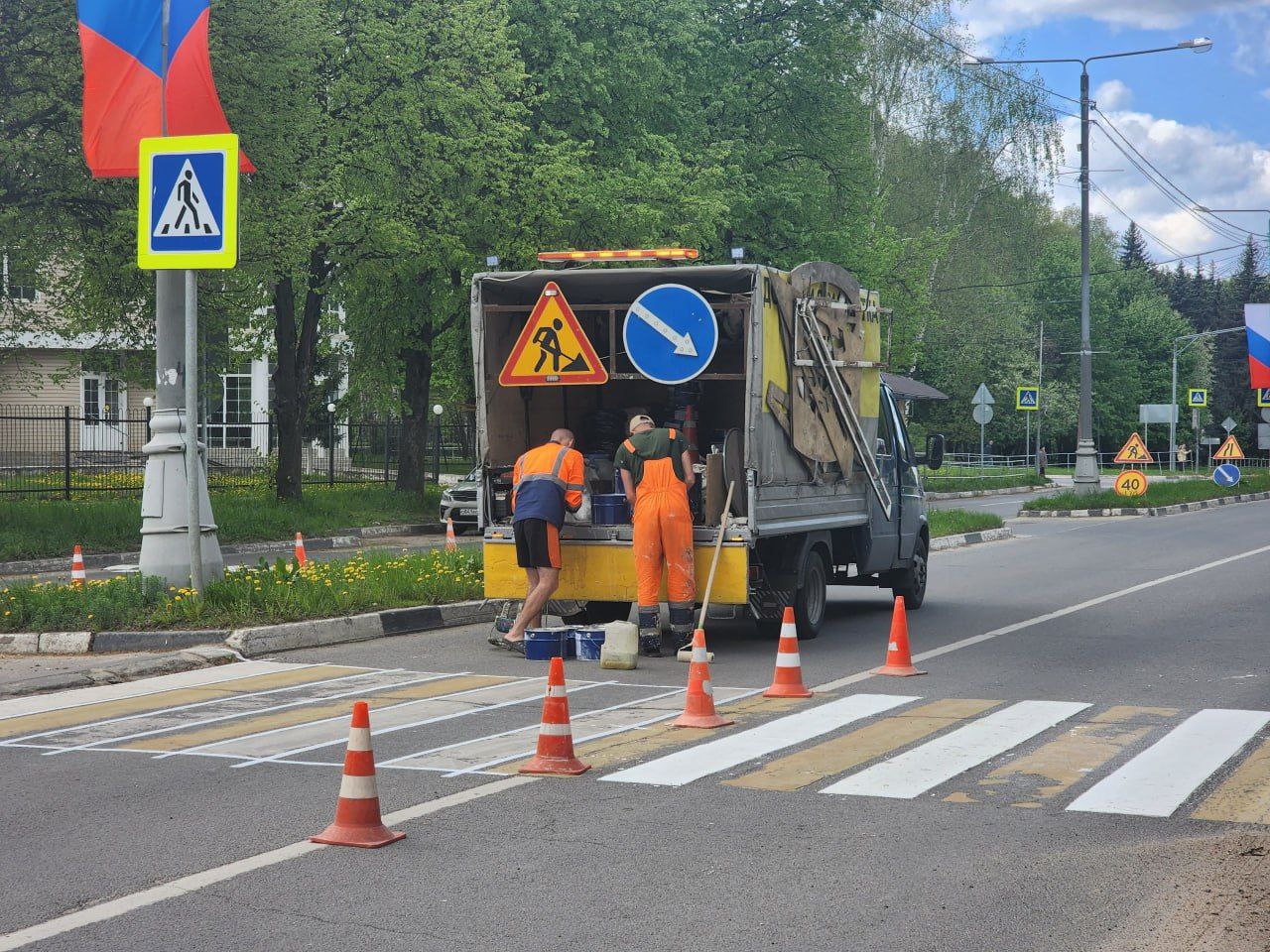 В Пущино на проспекте Науки обновляют дорожную разметку. ГБУ МО Мосавтодор производит работы по нанесению горизонтальной дорожной разметки на основной пущинской магистрали. Краска наносится с использованием специальных стеклошариков. Эти мелкие стеклянные частицы, изготовленные в форме микросфер, обладают отличными световозвращающими свойствами. Между тем остаётся в подвешенном состоянии вопрос об обустройстве пешеходного перехода на улице Академика Франка. Подразумевалось, что нанесение разметки на пешеходном переходе к Парку Победу совместят с открытием стелы. Однако торжественное открытие парка состоялось в апреле, а решение о пешеходном переходе "подвисло". Сначала была назначена дата - 26.12.2024, затем она плавно трансформировалась в дату 29.05.2025, которая означает, что переход необходимо обустроить в любой день до 29 мая, а не точно 29 мая. Кроме того, кустарник, блокирующий старый выход на дорогу, так и не был высажен до открытия. Фото 1-3: М.Панина. Когда плюс с минусом. #очёмнескажетмэр