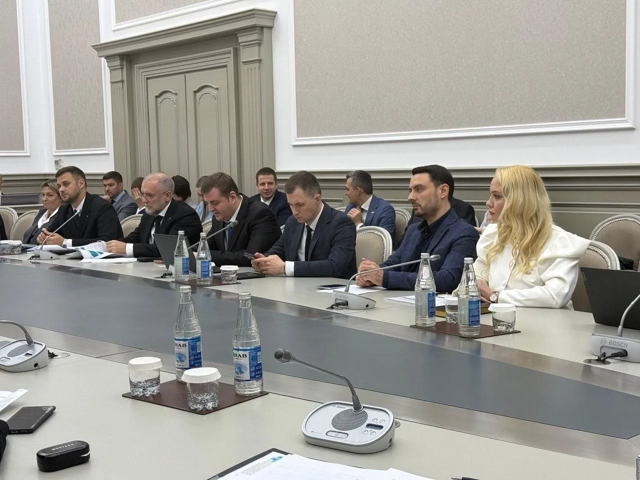 Заседание экспертов в рамках подготовки к 24 му заседанию Межправительственной комиссии 15 апреля 2026 года в рамках подготовки к 24 му заседанию Межправительственной комиссии по экономическому сотрудничеству между Российской Федерацией и Азербайджанской Республикой Торговый представитель Российской Федерации в Азербайджанской Республике Адам Хакимов принял участие в консультациях экспертов по согласованию ключевых вопросов двусторонней повестки В ходе консультаций стороны обсудили вопросы укрепления взаимодействия в экономической промышленной энергетической транспортно логистической и аграрной сферах а также рассмотрели иные актуальные вопросы двусторонней повестки Достигнутые договоренности по итогам мероприятия будут учтены при формировании итогового протокола 24 го заседания Межправительственной комиссии и направлены на дальнейшее развитие торгово экономического сотрудничества между Российской Федерацией и Азербайджанской Республикой