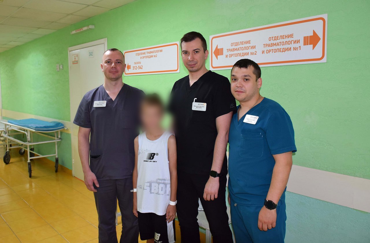 Ребенка на электросамокате сбил электровелосипедист   Авария века произошла в Кушве, когда девятилетний мальчик катался во дворе.   «Удар был такой силы, что у парня диагностировали закрытую черепно-мозговую травму, сотрясение головного мозга, ушиб легких, компрессионный перелом тел грудных позвонков», — рассказали в свердловском минздраве.   Сейчас с юным самокатчиком все в порядке: за шесть дней он успел побывать у офтальмолога, хирурга, невролога и получить направление на реабилитацию.  Фото: Минздрав Свердловской области    Новости из Екатеринбурга