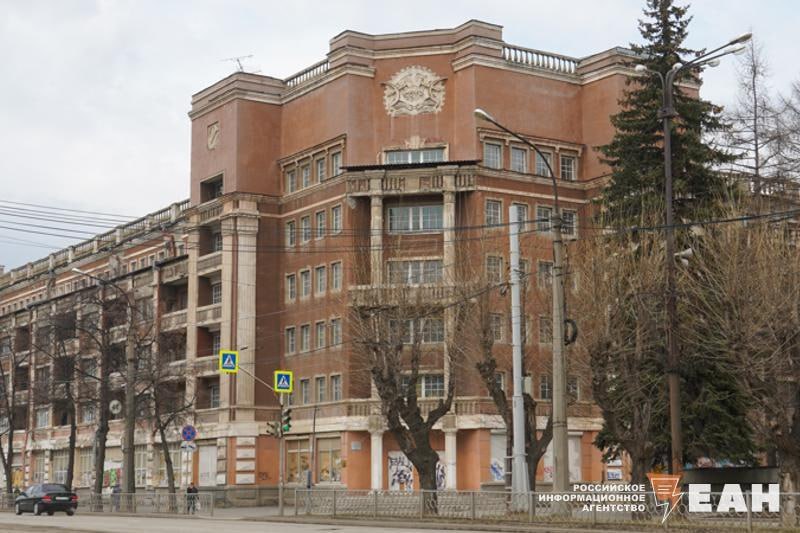 Восстановление гостиницы Мадрид в Екатеринбурге отодвигается на неопределенный срок Легендарная заброшка на Уралмаше останется без арендатора который мог бы дать зданию вторую жизнь Соответствующее письмо от Агентства по управлению памятников истории и культуры АУИПИК опубликовал депутат Госдумы Андрей Альшевских Учитывая неисполнение арендатором условий договора арендодателем в адрес арендатора направлено уведомление о расторжении договора В соответствии с уведомлением срок расторжения договора 01 12 2025 года говорится в документе Как писал ЕАН АУИПИК передало заброшенное здание гостиницы в октябре 2023 года в аренду компании Гранд Мадрид Организация взявшая памятник в использование должна была в течение двух лет до октября 2025 года разработать и согласовать проектную документацию для реставрации Но к работам компания так и не приступила EanNews