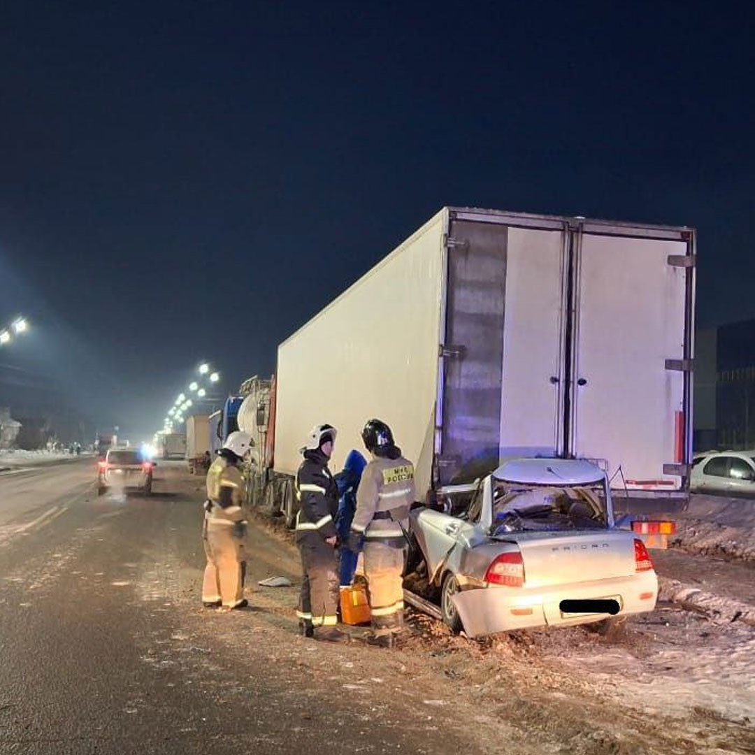 Молодой водитель погиб в Уфе  Авария произошла рано утром в Шакше на ул. Гвардейской. 29-летний водитель "Лады Приоры"  влетел в припаркованную фуру.   К сожалению, мужчина скончался до приезда скорой медицинской помощи.   Честно говоря   - подписывайтесь