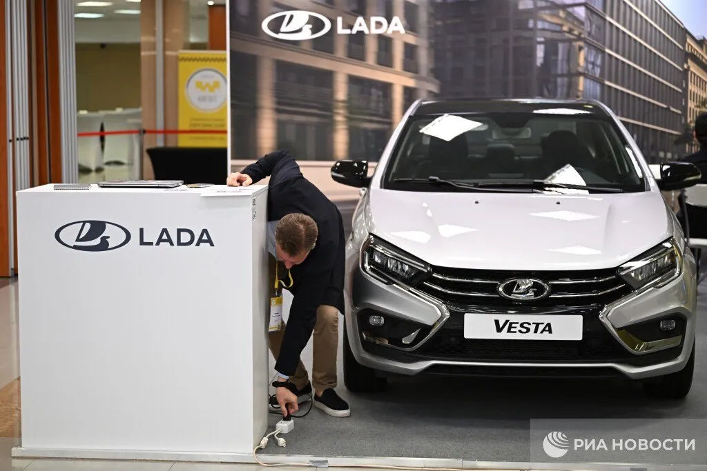 АвтоВАЗ запустил сервис подписки на автомобили Lada первой доступной моделью стала Vesta за 44 тысячи рублей в месяц Дальше линейку обещают расширить В стоимость подписки уже включены ОСАГО и каско оформляется она онлайн Подписаться на РИА Новости