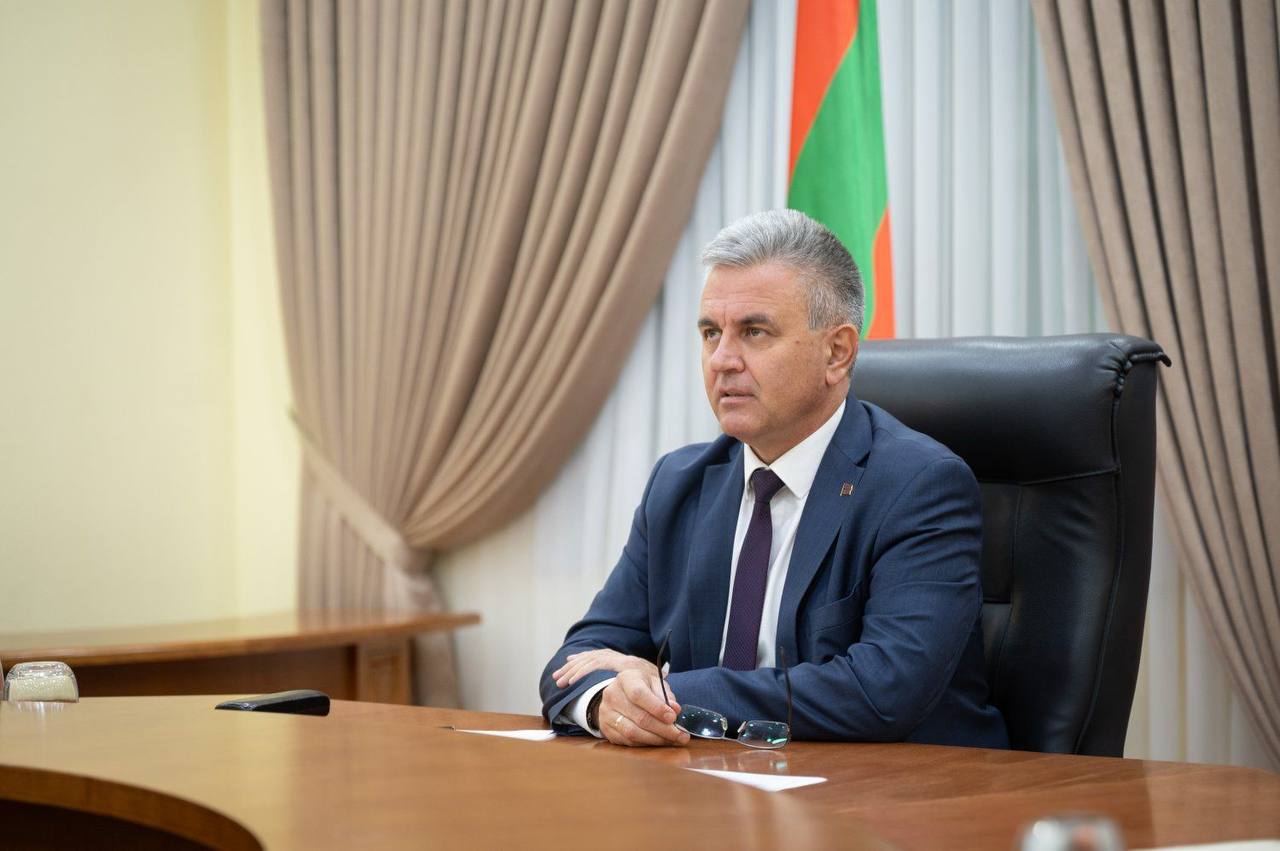 Президент провёл селекторное совещание с главами госадминистраций День Республики Подвели итоги празднования Президент поблагодарил организаторов отметил высокий уровень подготовки мероприятий Музеи для школьников и студентов В школах и вузах организуют экскурсии в музеи по всей республике Посещения войдут в учебный процесс Будет составлен общий график Тирасполь конкурс Успех 2025 Школы столицы соревновались в спорте творчестве и патриотических проектах Победила школа 12 Отмечены педагоги Проблемные дороги Дороги Глиное Первомайск и Бендеры Кицканы Копанка признаны аварийными Их срочно необходимо восстановить На ремонт нужно 640 тыс руб Ремонт соцобъектов В Слободзее продолжается ремонт в поликлинике и Доме культуры села Коротное Проверка школ в Бендерах Все школы соответствуют нормам по численности классов Идёт работа над новым расписанием по принципу предметной парности Озеленение Закуплено 15 тысяч кустов роз Их распределят по городам и районам Особое внимание зонам у социальных объектов psppmr