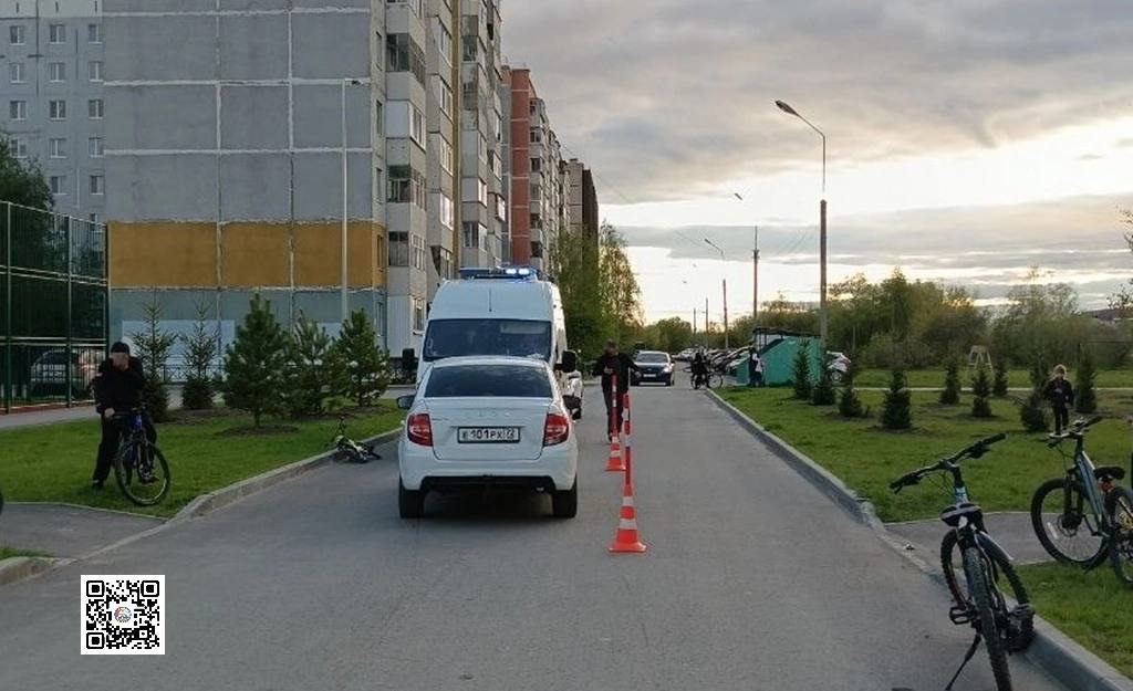 7-летний велосипедист врезался в автомобиль в 7а микрорайоне города Тобольска. У дома №35, по предварительным данным, мальчик пересекал дорогу на велосипеде и не спешился. Он наехал на автомобиль «Лада Гранта», за рулем которого был 31-летний водитель. В результате происшествия у дошкольника ушиб ноги, ему назначено амбулаторное лечение. Водителю выписали штрафы за тонировку и отсутствие ОСАГО.