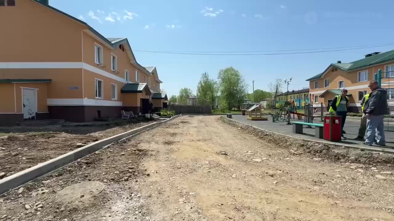Губернатор Лимаренко проинспектировал капитальный ремонт дворов в Смирных