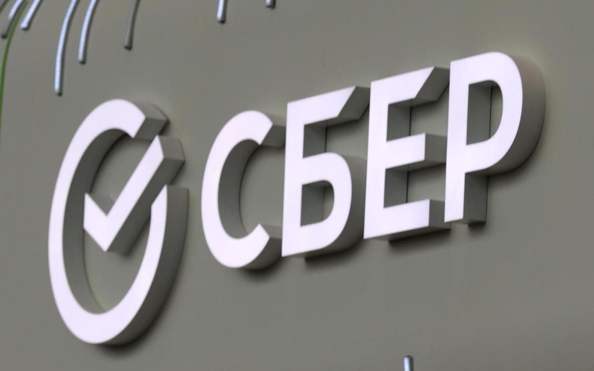 Сбербанк в 2025 году получил рекордную прибыль в размере 1 69 трлн рублей Сбербанк в 2025 году получил 1 69 трлн рублей чистой прибыли по отчетности РСБУ против 1 56 трлн рублей в 2024 году следует из отчета кредитной организации Рентабельность капитала составила 22 1 в 2025 году В декабре его прибыль составила 125 9 млрд рублей Существенный вклад в результат обеспечил рост чистых процентных доходов на 17 7 г г до почти 3 1 трлн рублей а также активное кредитование корпоративный портфель за год вырос на 12 5 розничный на 9