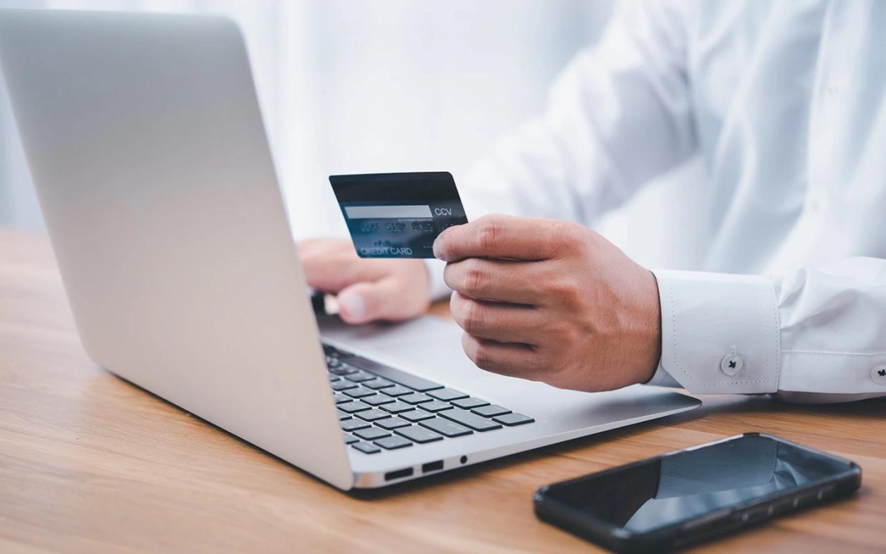 В М видео начали продавать Lada и Москвич Сообщается что продажи автомобилей осуществляются совместно с дилером Петровский Как пояснили в пресс службе ритейлера М видео ассортимент сформирован с фокусом на массовый сегмент и включает в себя наиболее востребованные модели для повседневного использования в городских и загородных условиях Линейка Lada в М видео представлена моделями Granta и Vesta в различных типах кузова а также внедорожниками Niva При этом название моделей Москвича продающихся на площадке неизвестна Ассортимент бренда Москвич включает современные городские модели в том числе кроссоверы а также электрические версии для покупателей рассматривающих альтернативные типы силовых установок пояснили в компании Подписаться на телеграм канал Autonews