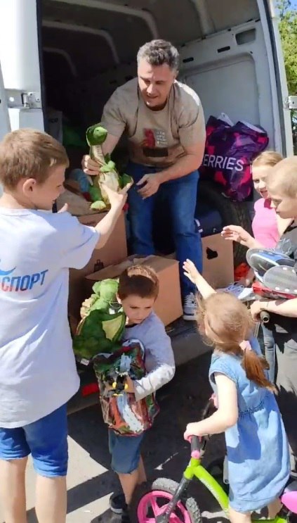 Московские волонтеры организовали доставку подарков детям Мариуполя. Группа «Три волонтера» на днях вновь отправилась в этот город, чтобы оказать помощь его жителям. Первой остановкой стал акушерский блок горбольницы № 2, куда была передана партия необходимых вещей, включая подгузники, пеленки и ванночки для купания. Затем волонтеры посетили дом семьи Овчинниковых, имеющей 13 детей. Для них были привезены самокаты, велосипеды и игрушки, которые точно не останутся без внимания. Также помощь была направлена в школу-интернат, где волонтеры оставили настольные игры, одежду и книги. Лидер группы Максим отметил, что среди участников есть как люди с бизнесом, так и те, кто никогда не был в Донбассе. Основной принцип их работы – каждый может помочь, не обязательно участвуя в финансовых сборах. Все желающие могут приносить необходимые вещи, которые затем доставляются нуждающимся.