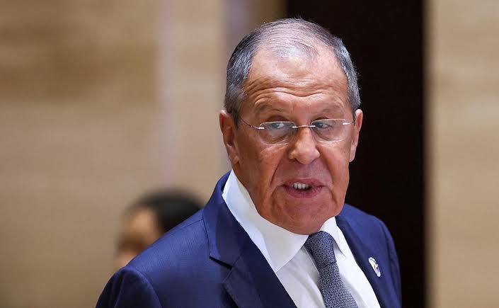 Сергей Лавров подчеркнул, что Россия ориентируется на дипломатические подходы в свете обстоятельств, связанных с Украиной. Он также отметил, что для разрешения конфликта необходимо инициировать диалог, однако в первую очередь нужно устранить основные причины, которые привели к данной ситуации.