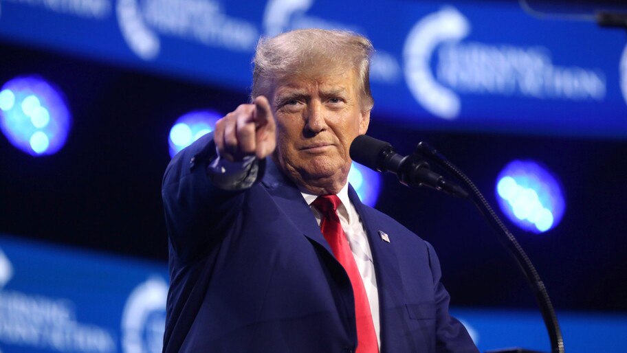 «Отправляюсь в Россию». Трамп заявил, что «аляскинский саммит» с Путиным пройдет в РФ    Американский лидер Дональд Трамп подтвердил, что в пятницу, 15 августа, рассчитывает провести встречу с Президентом РФ Владимиром Путиным. При этом он сказал, что встреча пройдет в РФ, хотя ранее местом саммита называли Аляску.  «Я встречусь с Путиным. Я отправлюсь в Россию в пятницу», — сказал Трамп, выступая в Белом доме. Американский лидер не привел подробностей, он, возможно, оговорился. Ранее власти РФ и США заявили, что Путин и Трамп встретятся на Аляске 15 августа.    Российская империя в 1867 году продала США Аляску, которая до этого полтора века была ее колонией.    Подписаться   читать на сайте, в ВК или ОК
