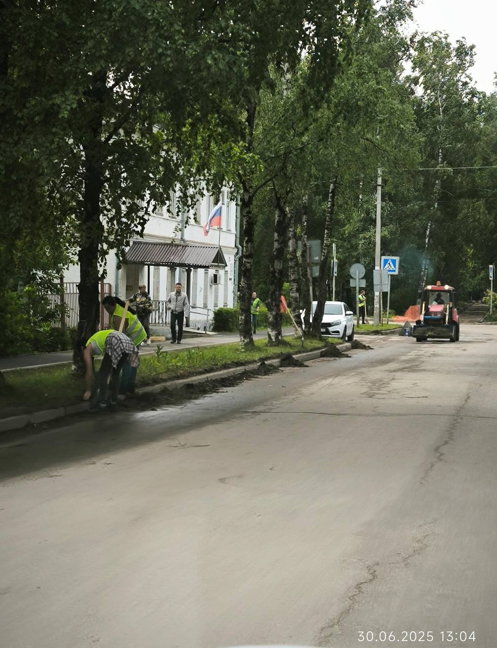 Сегодня провели совещание в формате ВКС с главами муниципалитетов по вопросам уборки территорий. К сожалению, не везде руководители проявляют себя как настоящие хозяева: нескошенная трава, песок на дорогах, мусор. Это недопустимо — ситуацию нужно исправлять.    Муниципалитетам нужно активнее включаться в вопрос. Уборка, покосы должны проходить своевременно. Для этого в каждом округе, городе должны быть составлены дорожные карты, четко распределены обязанности людей,  техника. Если есть нехватка в ресурсах, готовы подключаться, как сейчас это делаем в Белозерске.     После выезда в Белозерский округ Губернатор поручил срочно навести чистоту. Местные власти не справились — на улицах, будем откровенны, грязно. Поэтому подключаем областные ресурсы. Уже разработан чёткий график уборки,  задействованы 6 единиц техники и 8 рабочих. Все работы должны быть завершены до 4 июля. Контроль на месте обеспечен.   Подобный системный подход должен быть реализован во всех муниципальных образованиях. Содержание территорий в чистоте - это не затратная статья расходов, а показатель качества управления.    Графики уборки должны быть составлены с учетом возможностей муниципальных предприятий. Кроме того, нужно рассматривать варианты привлечения бизнеса, организации занятости подростков и молодежи, трудовых бригад.  Работа должна быть организована максимально эффективно.