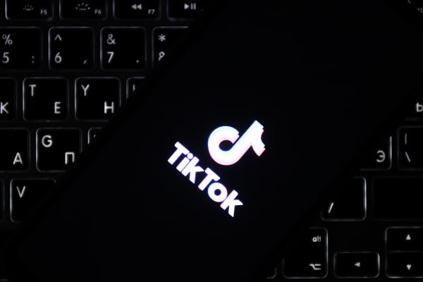 Соцсеть TikTok подписала сделку по продаже активов в США Их приобрело совместное предприятие которое находится под контролем американских инвесторов Информацию опубликовал портал Axios со ссылкой на внутренний документ гендиректора китайской соцсети Шоу Цзы Чу В материале отмечается что сделка завершится 22 января После этого 45 американских активов TikTok будут совместно принадлежать трём компаниям Как заявлял вице президент Джей Ди Вэнс после подписания документа компания будет стоить около 14 миллиардов долларов Подписаться на Говорит Москва Telegram VK MAX