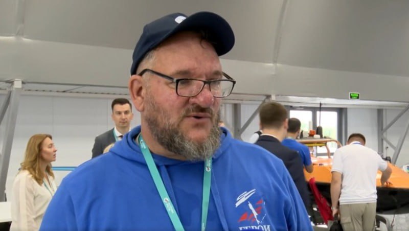 «Мир меняется»: участник «Героев Сахалина и Курил» посетил климатический форум Участник кадровой программы Ярослав Пеленьков посетил «Сахалин-Экспо» и рассказал о важности проведения международных форумов. «Чтобы воспитывать новое поколение, мы должны знать, что нового создают и производят в стране, какие технологии существуют. Для этой цели, в числе прочего, и проводят подобные форумы. Мир меняется; меняемся мы и наши дети, порой они даже учат нас чему-то», — заключил Ярослав Пеленьков. Напомним, Владимир Путин по итогам встречи с сотрудниками и подопечными Государственного фонда поддержки участников специальной военной операции «Защитники Отечества», состоявшейся 6 марта 2025 года, поручил относить к ветеранам боевых действий все категории лиц, принимавших участие в боевых действиях в ходе специальной военной операции. Это решение имеет важное значение. Оно не только формализует их статус, но и создает правовую основу для расширения мер поддержки — от медицинского сопровождения до программ переквалификации. ——— : Прислать нам новость: