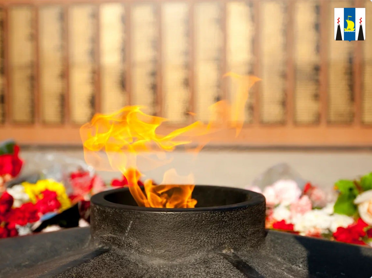 В Сахалинской области почтят память Неизвестного Солдата 3 декабря в островном регионе как и по всей России состоятся памятные мероприятия в честь Дня Неизвестного Солдата В Южно Сахалинске на площади Славы пройдет церемония возложения цветов и гирлянд к Вечному огню Начало в 11 00 Участие в митинге примут военнослужащие ветераны активисты поискового движения члены молодежных патриотических движений представители регионального правительства Сахалинской областной Думы правоохранительных органов а также жители и гости города Памятные мероприятия в честь павших героев чьи имена остались неизвестными запланированы также в районах Сахалинской области К примеру в музее Южно Сахалинской наступательной операции в Смирных состоится круглый стол Живая память