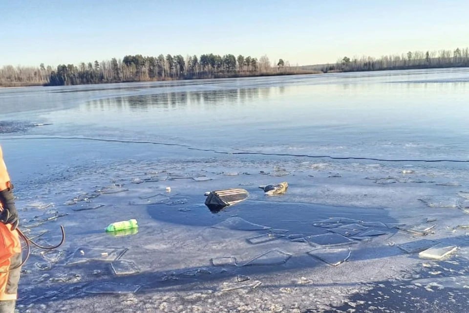 В Челябинской области на озере Аргази рыбак провалился под лед и утонул  В Челябинской области нашли тело рыбака, который провалился под лед. Местный житель обратил внимание на машину, которая одиноко стояла на берегу озера Аргази более суток. Он и вызвал спасателей.  – В ходе обследования прилегающего района спасатели обнаружили вмерзшими в лед личные вещи, рыболовные снасти и следы недавнего разрушения ледового покрытия, – сообщили в пресс-службе Поисково-спасательной службы Челябинской области.  Спасатели обследовали область неподалеку от большой трещины и обнаружили рыбака. Тело передали полиции.