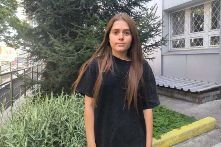 В Новосибирске умерла 23-летняя девушка, отсудившая у Минздрава лекарство за 50 миллионов  В 2017 году девушке диагностировали тяжелое генетическое заболевание — комбинированный иммунодефицит с нехваткой аденозиндезаминазы. Помочь ей в лечении мог препарат стоимостью 50 миллионов рублей. Но региональный Минздрав отказался покупать его сибирячке, заявив, что пациенте поможет только трансплантация костного мозга. Девушка год боролась с Минздравом за лекарство от ее болезни и даже после того, как суд обязал министерство предоставить препарат, девушка так его и не получила.   К делу даже подключился глава СК Александр Бастрыкин. Он поручил возбудить уголовное дело. Но все усилия не принесли результатов. В конце мая 2025 года девушку госпитализировали с пневмонией. В больнице ее состояние стремительно ухудшалось, из-за чего сибирячку перевели в реанимацию, где она и скончалась.