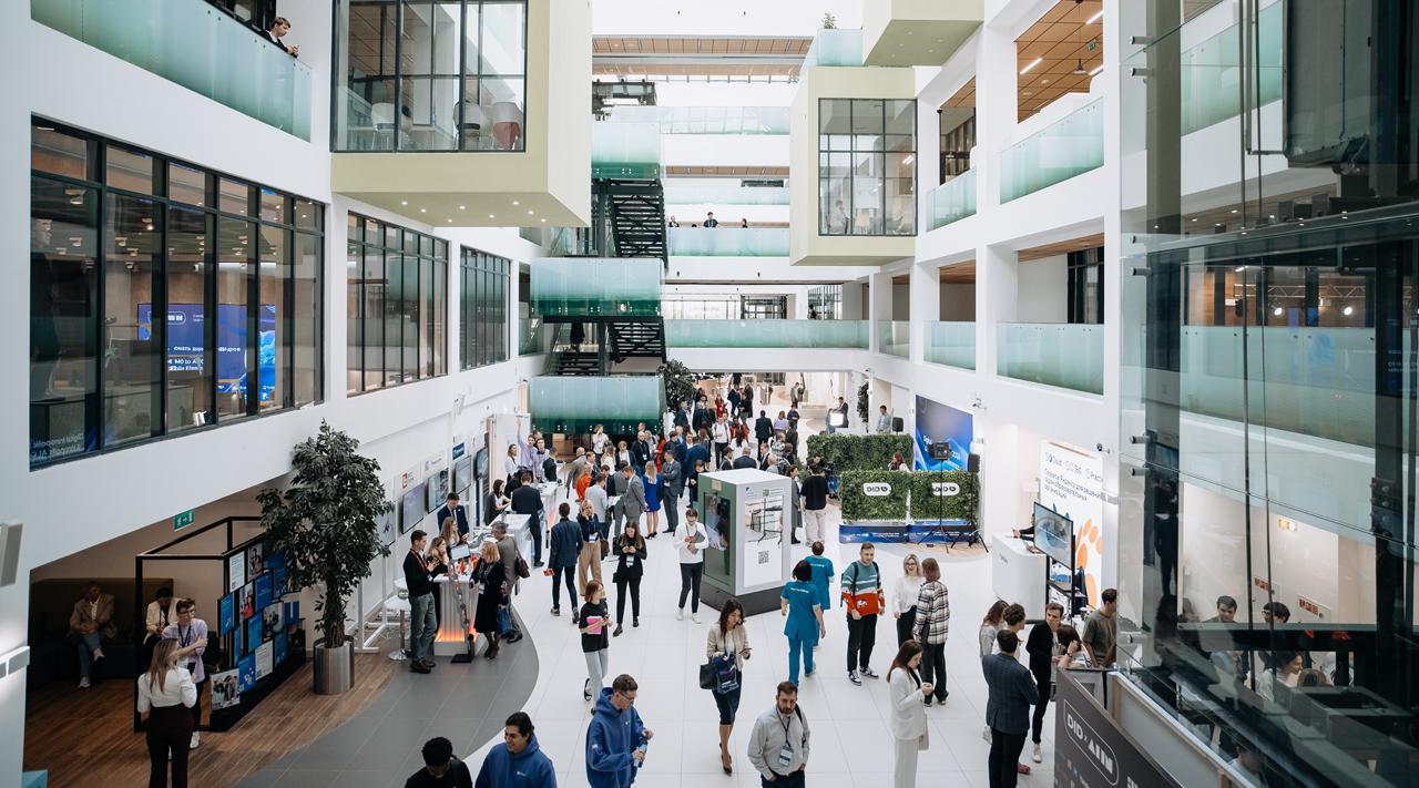 Digital Innopolis Days 2025 пройдет 2 3 октября На пятом форуме DID обсудят ИИ робототехнику и инновации в образовании Пленарную сессию посвятят подготовке кадров как импульсу развития индустрии Александр Крайнов прочитает визионерскую лекцию о мире после бума ChatGPT Также в программе мастер классы по управлению беспилотниками и применению ИИ форсайт сессия стартап пицца и выставка роботов Подробности