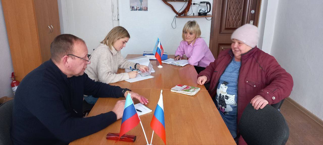 Главврач Свердловской ЦГМБ провел прием граждан в  с. Медвежанка  Главный врач Свердловской центральной городской многопрофильной больницы Сергей Николаевич Захаров провел выездной прием граждан в Отделе по обеспечению жизнедеятельности  с. Медвежанка.   Жители села активно воспользовались возможностью обратиться к главному врачу.  «Обращения касались самых разных вопросов, включая замену аварийных электроопор, качество оказания медицинской помощи, признание гражданина недееспособным и получение паспорта гражданина Российской Федерации»-отметил Сергей Захаров.  Сергей Николаевич дал устные разъяснения по каждому вопросу. Кроме того, по ряду обращений будут направлены депутатские запросы. Решение поднятых проблемных вопросов взято под личный контроль главного врача.