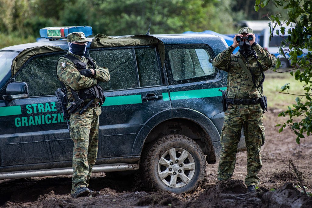 Польша продолжает нагнетать обстановку на границе с Беларусью: к уже размещённым 3,5 тыс. погранцам добавят ещё 1,5 тыс. Об этом заявил министр внутренних дел и администрации Польши Томаш Семоняк. На данный момент у наших границ находятся около 11 тыс. польских бойцов: военные, пограничники, полицаи, бронетехника и артиллерия. Всё это – якобы для «героического» противостояния безоружным мигрантам. Тем временем у них на границе происходят совсем ненормальные вещи. Один танкист покончил с собой – его отправили «защищать» страну от мифической опасности. Другой, напившись, открыл стрельбу – пули чудом не задели ребёнка. Вот они – реальные последствия разжигания Польшей напряжённости на границе. Обсуждение Прислать новость