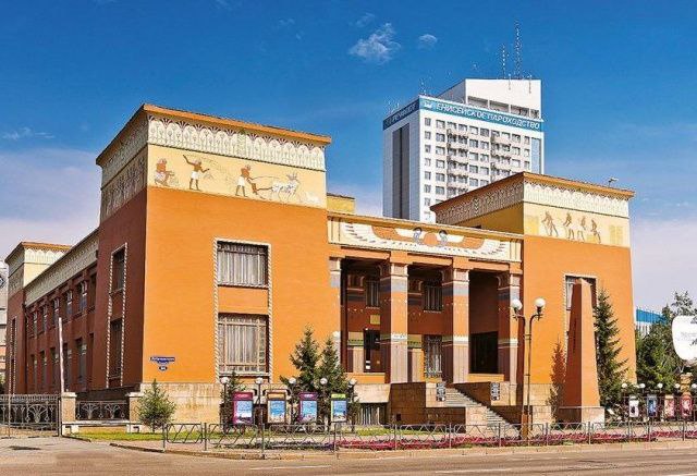 Рядом с Красноярским краеведческим музеем планируют обустроить новый сквер В нем появятся пещера древних людей с гротом площадка для кинопоказов под открытым небом детская игровая зона и качели Как рассказала директор музея Валентина Ярошевская проект станет частью музейного пространства и должен привлечь внимание жителей и гостей города Завершить строительство планируют к 2027 году Подробнее на Бабре красноярск kras 24