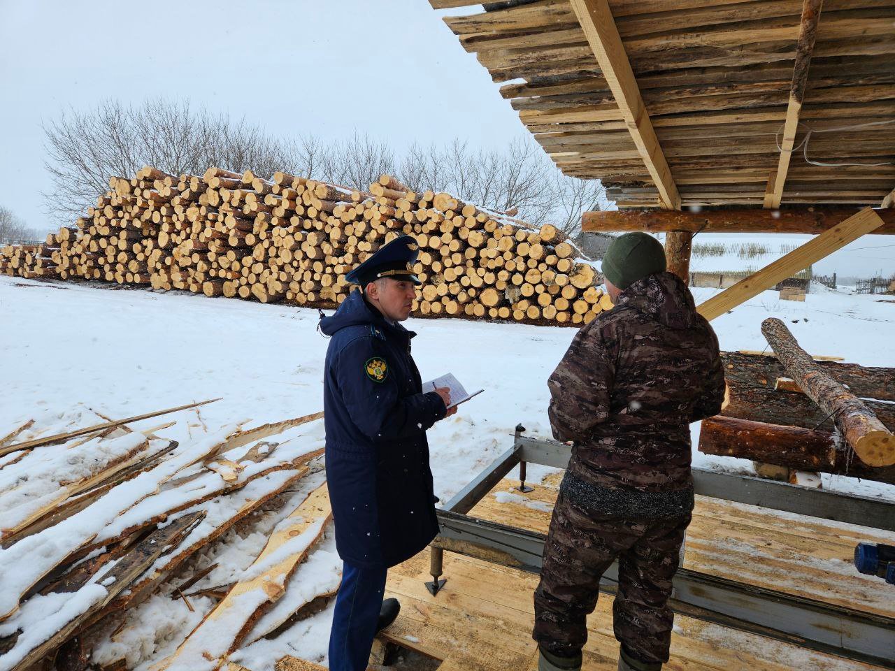 1  2  3   Прокуратура Старомайнского района проводит проверку исполнения законодательства о лесопользовании.     В частности, заместитель прокурора района Мухамедов Р.Р. анализирует вопросы эффективности государственного лесного контроля, законности распоряжения лесными участками, а также легальности заготовки древесины.    По результатам проверки будут приняты исчерпывающие меры прокурорского реагирования.