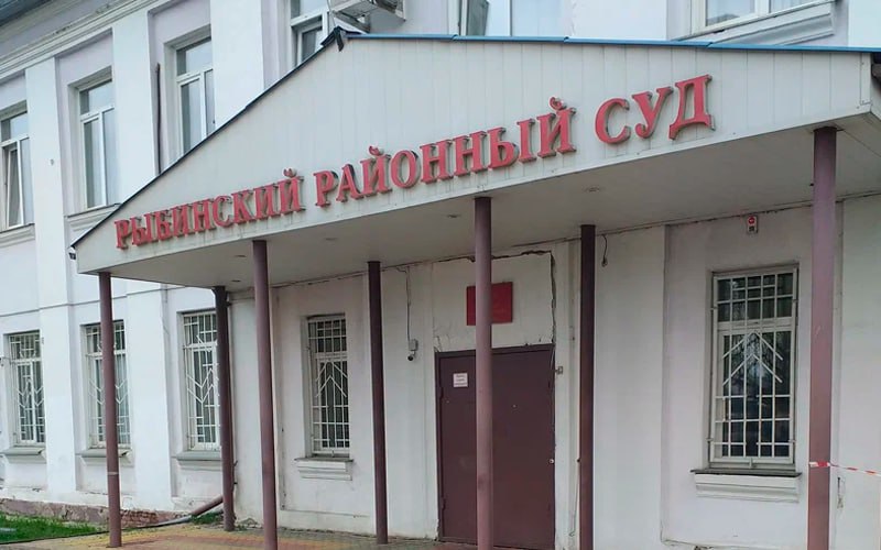 Часть красноярских судов ликвидируют из за скандальной муниципальной реформы Совет судей Красноярского края согласовал предложение управления Судебного департамента по региону об упразднении сразу 15 судов общей юрисдикции Документ опубликован на сайте совета Решение объяснили оптимизацией системы в связи с муниципальной реформой по которой в крае ликвидированы сельские и часть городских администраций и советов депутатов Их объединили с районами на которых они расположены в единые муниципальные округа Некоторые районы с подачи губернатора Михаила Котюкова и вовсе упразднили путём присоединения к соседним Это вызвало протесты жителей несмотря на которые региональные парламент подконтрольный единороссам принял документ Вслед за реформой жителей лишат и судов Упразднить собираются Большеулуйский Новосёловский Тюхтетский Сухобузимский Тасеевский Идринский Нижнеингашский Саянский Пировский Манский Партизанский Рыбинский и Берёзовский районные суды а также Игарский городской суд Часть из них преобразуют в судебные присутствия часть полностью исчезнет Большеулуйский Тюхтетский Тасеевский Идринский и Рыбинский районные суды Все вопросы относящиеся к ведению этих судов передадут в юрисдикцию административных центров созданных муниципальных округов Например жители бывшего Большеулуйского района будут вынуждены обращаться в Ачинский городской суд который находится в 48 км жители Тасеевского района в Дзержинский суд 54 км идринцы в Краснотуранск 45 км Как будет работать система судебных присутствий пока не совсем ясно отметил депутат заксобрания Алексей Бойков ЛДПР Возможно будут дежурные судьи по аналогии с дежурными врачами которые достались краю после оптимизации системы здравоохранения Честно всё это выглядит крайне нелогично Суды упраздняем людей сокращаем пять районов оставляем даже без судебного присутствия делаем неудобно буквально всем А как это всё потом будет работать поживем увидим написал Бойков в своём телеграм канале Отдельный вопрос по работе прокуратуры в районах где не будет даже судебных присутствий Половину времени сотрудники районных ведомств проводили в судах вторую в администрациях Совет судей объяснил оптимизацию снижением численности населения и соответственным снижением нагрузки судей Хотя в регионах России судьи повсеместно жалуются на загруженность Впрочем как следует из подсчётов судебного департамента после очередной реформы нагрузка на красноярских судей должна ещё больше вырасти Вот как выглядит оптимизация правосудия на примере Рыбинского муниципального округа созданного на базе Рыбинского района а также городов Бородино и Заозёрный Цитата из постановления Упразднить Рыбинский районный суд передав относящиеся к его ведению вопросы осуществления правосудия в юрисдикцию действующего в Рыбинском муниципальном округе Бородинского городского суда без образования ПСП постоянного присутствия в Заозёрном расстояние от Бородино до Заозерного 17 км транспортное сообщение общественные междугородние автобусы численность населения Рыбинского муниципального района 29 тыс человек Бородино 14 7 тыс человек с сохранением общей штатной численности единого суда 5 судей и перераспределением 3 штатных единиц судьи с учетом показателей судебной нагрузки в судах Красноярского края в Рыбинском районном суде нагрузка на судью по рассмотренным делам и материалам в 2023 г составила 38 2 дела в месяц в 2024 г 32 1 дела в месяц в Бородинском городском суде нагрузка на судью по рассмотренным делам и материалам в 2023 г составила 36 4 дела в месяц в 2024 г 28 дел в месяц Соответственно общая нагрузка на судью исходя из приведенных статистических данных за 2024 год и предлагаемого количества судей нового единого суда 5 судей предположительно составит 48 9 дела в месяц Подписаться Прислать новость Помочь бустами