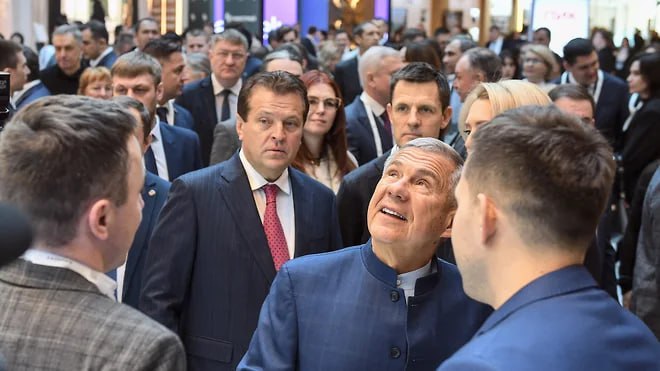 Раис Республики Татарстан Рустам Минниханов утвердил состав комиссии для предварительного рассмотрения кандидатов на пост главы Казани Председателем комиссии назначен Асгат Сафаров руководитель администрации Раиса РТ Его заместителем стал первый заместитель премьер министра Татарстана Рустам Нигматуллин Секретарем комиссии назначен Ильнур Гарипов начальник управления Раиса по работе с территориями В состав комиссии также вошли Марс Бадрутдинов начальник управления по антикоррупционной политике Александр Белов руководитель департамента госслужбы и кадров и Лилия Маврина секретарь Госсовета РТ Кандидаты на должность мэра должны в течение четырех рабочих дней предоставить письменное заявление о согласии и необходимые документы Комиссия проверяет их достоверность и может пригласить кандидатов на собеседование После этого проводится рейтинговое голосование и Рустаму Минниханову будет предоставлен список из не менее двух и не более пяти кандидатов для окончательного решения В марте 2025 года в России вступил в силу закон согласно которому мэры региональных центров избираются из числа кандидатов предложенных главами регионов Мэра Казани будут выбирать из кандидатур представленных Раисом Татарстана Рустамом Миннихановым За принятие соответствующего закона депутаты Госсовета Республики проголосовали еще в июне этого года