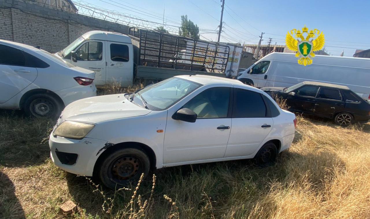 Житель Кумторкалинского района лишился свободы и автомобиля за пьяное вождение Кумторкалинским районным судом с участием государственного обвинителя прокуратуры района вынесен приговор в отношении ранее судимого местного жителя. Он признан виновным по ч. 2 ст. 264.1 УК РФ управление автомобилем в состоянии опьянения лицом, имеющим судимость . В судебном заседании установлено, что в апреле 2025 года, мужчина, имея судимость за повторное управление автомобилем в состоянии опьянения и иные преступления, вновь управлял машиной марки «Лада Калина» в нетрезвом виде. Его противоправные действия были пресечены сотрудниками полиции. С учетом позиции государственного обвинителя, осужденному назначено наказание в виде лишения свободы сроком на 1 год с отбыванием с исправительной колонии строгого режима и с лишением права управлять транспортными средствами на 3 года и 3 месяца. Автомобиль конфискован в доход государства.