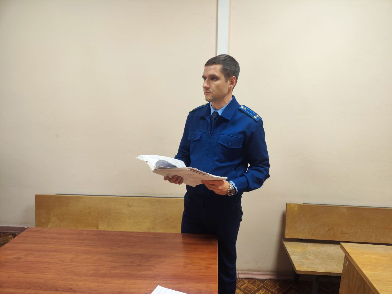 Прокуратура города Энгельса в суде поддержала государственное обвинение по уголовному делу в отношении 32 летнего местного жителя Он признан виновным по ч 4 ст 159 УК РФ мошенничество ч 2 ст 306 УК РФ заведомо ложный донос о совершении преступления соединенный с обвинением лица в совершении тяжкого и особо тяжкого преступлений Установлено что в период с июля 2023 года по февраль 2024 года подсудимый пообещал своему знакомому оказать содействие в решении проблем его организации с налоговым органом включая аннулирование налоговой задолженности За свои услуги мужчина получил от потерпевшего свыше 1 8 млн рублей При этом вопрос с налоговой службой не был решен а денежные средства фигурант не вернул Кроме того в конце ноября 2024 года подсудимый обратился к дежурному следователю с заявлением о привлечении к уголовной ответственности своего знакомого за вымогательство мошенничество и кражу В ходе процессуальной проверки события изложенные в заявлении не подтвердились При подаче заявления он предупреждался об ответственности за заведомо ложный донос В ходе рассмотрения уголовного дела в суде подсудимый полностью признал свою вину и возместил материальный ущерб потерпевшему Суд с учетом позиции государственного обвинителя назначил виновному наказание в виде 3 лет лишения свободы условно с испытательным сроком 3 года со штрафом 100 тыс рублей